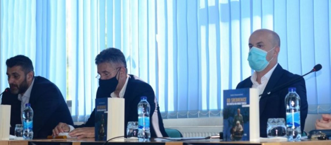 potocari-predstavljena-knjiga-od-srebrenice-do-svjetla-na-kraju-tunela